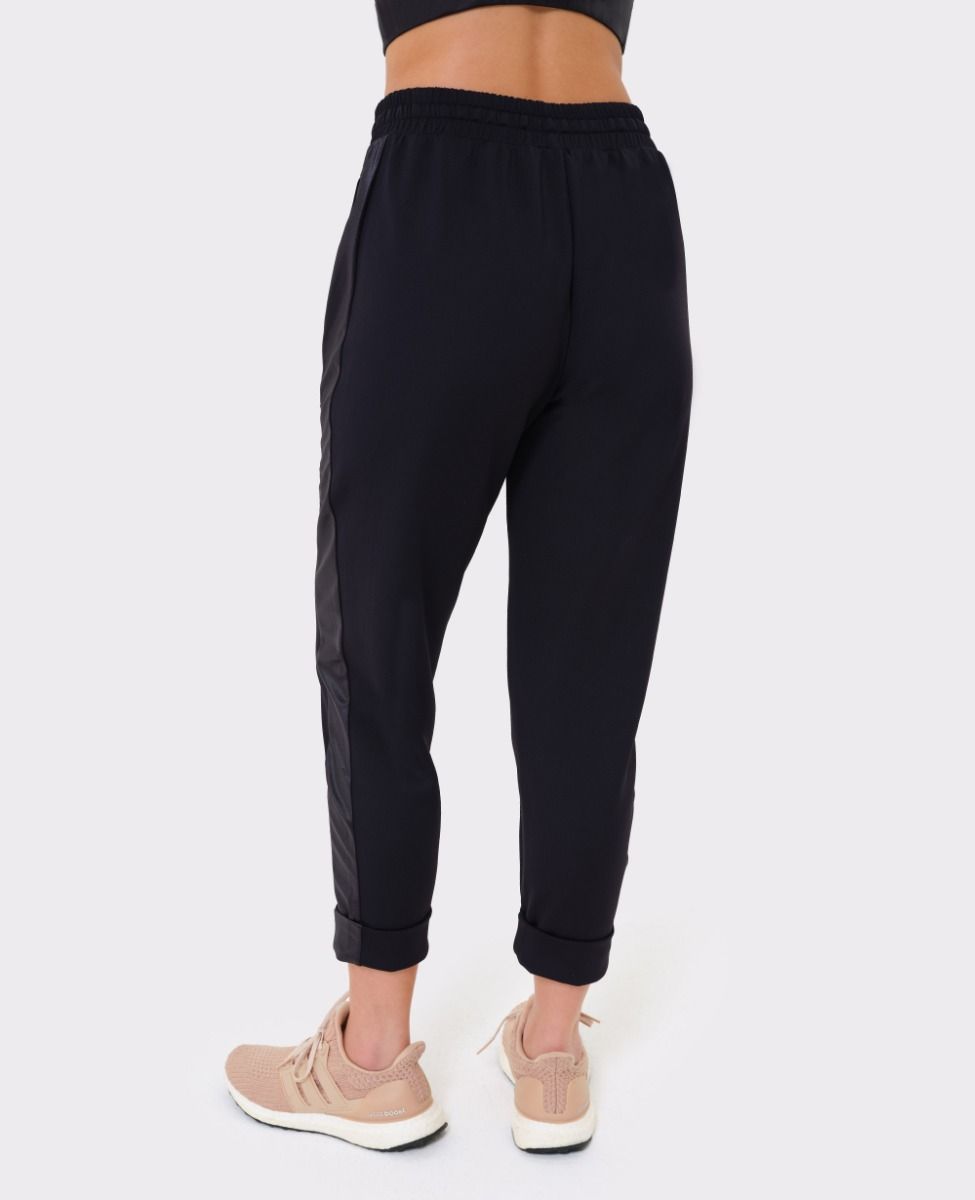 main product photo Daring Joggers Black