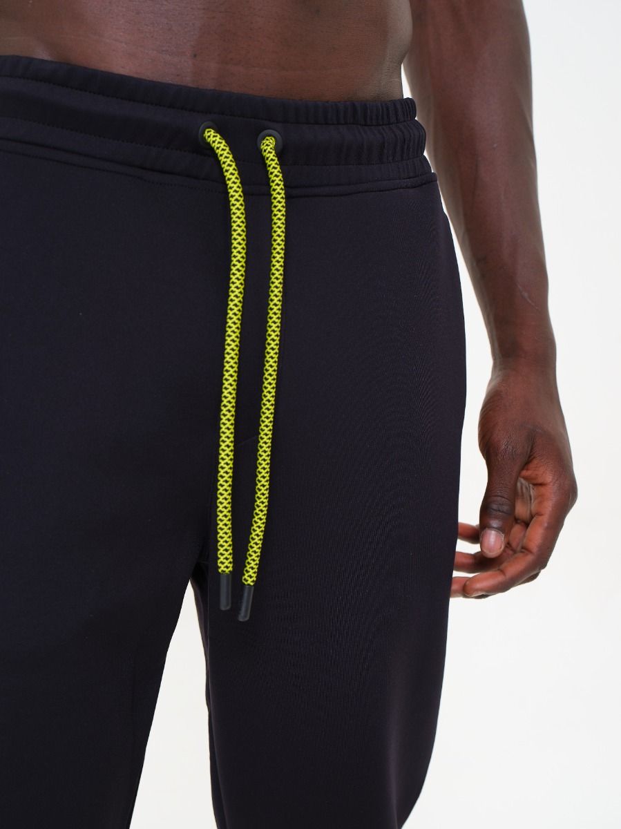 main product photo Daring Joggers Black